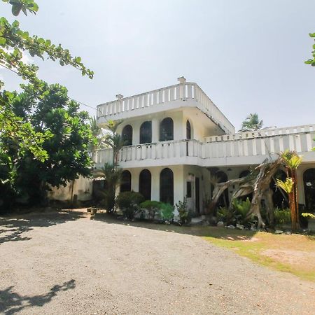 Oyo 459 Barasti Beach Resort カルータラ エクステリア 写真